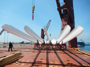 Windmill blades discharging at port of destination